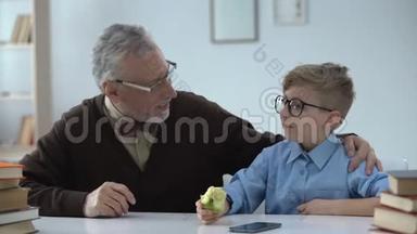 聪明的孩子喜欢嚼多汁的苹果，<strong>富含维生素</strong>和钙