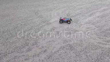 短片展示RC玩具汽车在沥青上旋转。