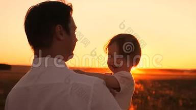 快乐的<strong>爸爸</strong>和小女儿坐在她的怀里，夕阳下，灿烂的阳光。 女孩笑着和<strong>爸爸</strong>在晚上散步