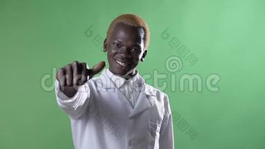年轻的非洲金发医生，竖起大拇指，对着镜头微笑，快乐而成功的男人，穿着白色外套，色彩艳丽