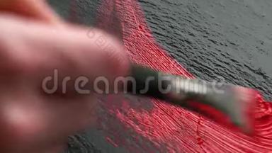 毛笔画出长长的红色笔画.