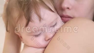 小宝宝正在妈妈怀里睡觉，特写镜头