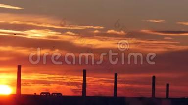一个烟云密布的工厂，随着早晨的红日降临