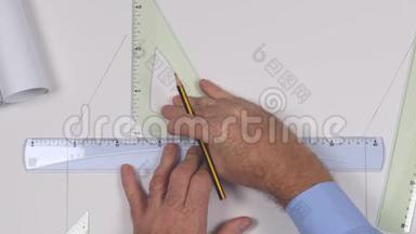 用绘图工具将图像与工程师的手绘制在纸上