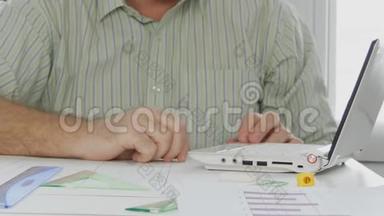 有<strong>绘图工具</strong>的商务人士使用笔记本电脑无线通讯