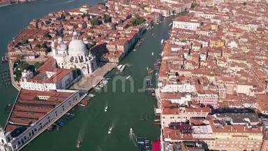 威尼斯的大运河和圣玛丽亚·德拉敬礼教堂