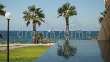 美丽的棕榈树生长在风景如画的塞浦路斯热<strong>海岸</strong>上，树叶在亚<strong>热带</strong>风中摇摆