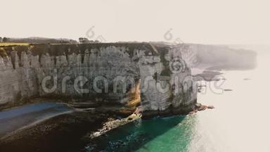 诺曼底埃特雷塔特著名的白色白垩海滨<strong>悬崖</strong>附近的无人机飞行，露出惊人的<strong>天然</strong>岩石拱门