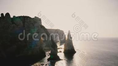长长的空<strong>中天</strong>桥拍摄，著名的白色悬崖在史诗般的日落诺曼底海岸与自然的岩石拱门和平静的波浪。