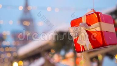 新年和圣诞节<strong>街景</strong>的欧洲城市。 装饰礼品盒用缎带系着