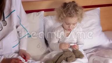 患病儿童在床上发烧，并在医生监督下测<strong>量体温</strong>