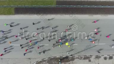 马拉松赛跑运动员在城市道路上的空中投篮得分