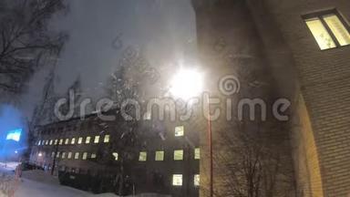 4K灯柱下大雪的镜头