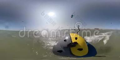 360度，一个戴着相机头盔的人正在大海上，人们正在风筝<strong>冲浪</strong>