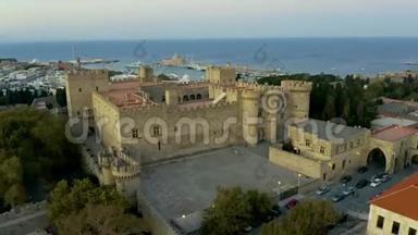 无人机拍摄的空中鸟瞰视频罗兹岛老强化镇，大师宫，广受欢迎