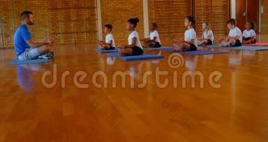 瑜伽教练教4k学校的学生瑜伽