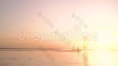 慢镜头拍摄，一个人在日出时眩目的阳光下从事风筝<strong>冲浪</strong>