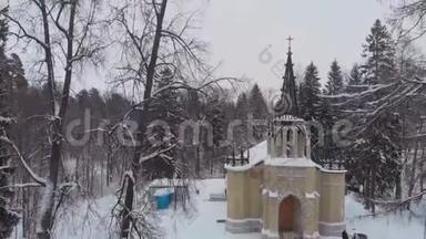 冬天公园里的小<strong>天主教</strong>会，圣诞节假期。 冬季景观。