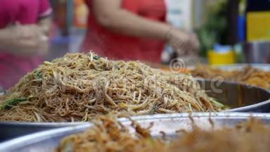 亚洲街的食物。 <strong>炒米粉</strong>在亚洲传统和流行的菜肴。 特写镜头。 4k