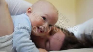 在卧室里，一个婴儿在晨床上<strong>妈妈怀里</strong>的亲密画像