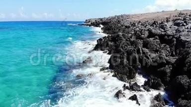 空中低空飞越海滩火山岩和蔚蓝的大海，克里特岛