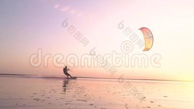 黎明时分，一个人伸出一只手，驾驶着一只训练风筝