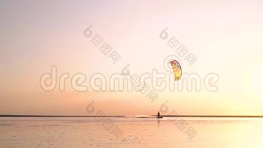 黎明时孤独的风筝控制着一只训练风筝，平静的样子