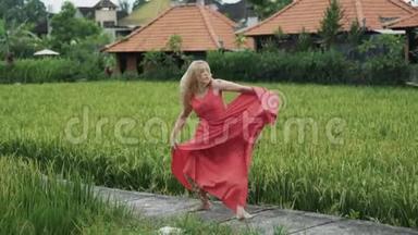 一个<strong>身材</strong>婀娜多姿、<strong>身材</strong>婀娜的姑娘，穿着一件飘逸的丝绸红色长裙翩翩起舞