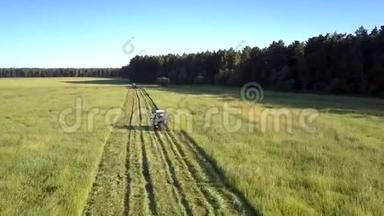 割草机开着车在田里割草