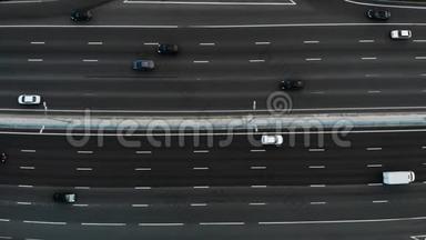 高速公路的鸟瞰图。 摄像机向左缓慢移动。 许多汽车在10车道的高速公路上行驶。
