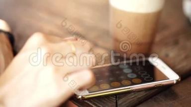 女人在咖啡咖啡馆用智能<strong>手机</strong>做<strong>计算器</strong>。