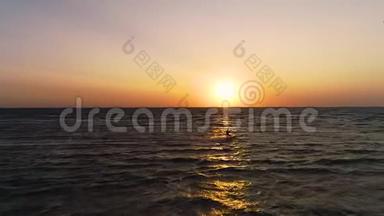 橙色的日落在海上，一个孤独的风筝航行到一边