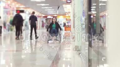 坐轮椅的残疾妇女乘车前往购物中心，看着窗户