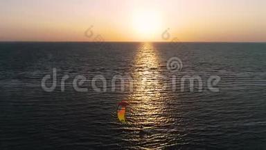 海上日落的倒影，一个孤独的风筝在海里驾驶一只训练风筝，慢动作