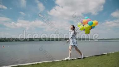 漂亮的小女孩在沙发上用气球奔跑，表现出快乐的情绪