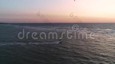 海浪上的风筝在大海上表演魔术，日落时的红海。 空中射击