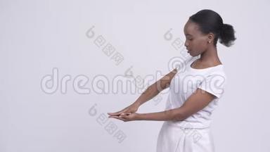 快乐的年轻美丽的非洲女人<strong>折断</strong>手指，露出一些东西