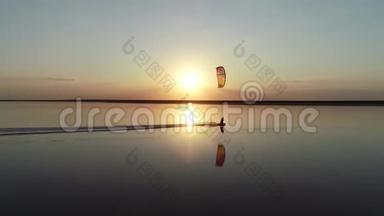 云层之上的黎明，一个人皮划艇沿着一个平静的湖飞奔。 空中射击
