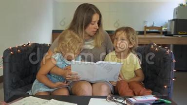 一名教师，一名家庭教师。 一位老师或妈妈和小女孩和男孩在桌子上。 家庭教育概念
