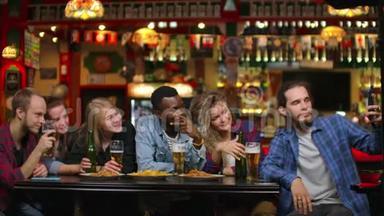 在酒吧或餐馆里，西班牙裔男人把Selfie和她最好的朋友。 团体美丽青年