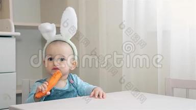 一个学龄前儿童，头上戴着兔子耳朵，坐在托儿所里嚼着橘子胡萝卜