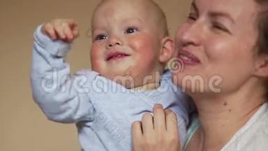 <strong>妈妈</strong>抱着他的儿子。 他挥舞着双手微笑着。 <strong>母亲节</strong>