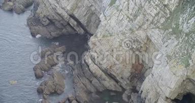悬崖峭壁的景色，<strong>层层</strong>叠叠，海水撞击岩石