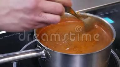 蕃茄酱中的肉在沸腾的平底锅中。 厨师正在煮肉。