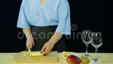 一个女人在<strong>木板</strong>上用<strong>黑色背景</strong>切片做菜