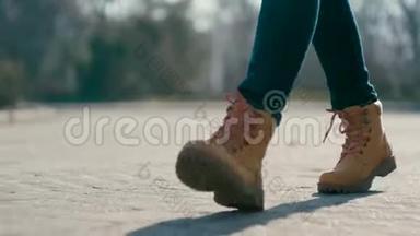 近距离低角度跟踪拍摄的无法辨认的女人穿着靴子向前走