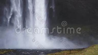 紧紧抓住强劲的冰岛瀑布缓慢地撞击河流