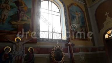阳光透过教堂的彩色玻璃窗. 在旧教堂里闪烁着阳光的玻璃窗。