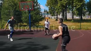 年轻运动员在户外和朋友一起<strong>打篮球</strong>，运球，丢篮