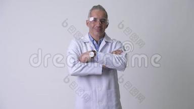 快乐的波斯人医生，双臂交叉戴着防护眼镜